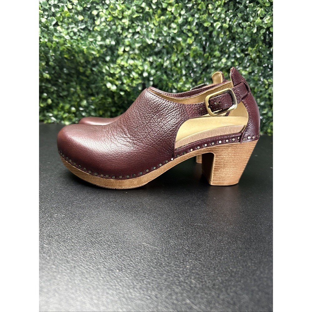 Women's Dansko Sassy clogs in the Cordovan Milled leather color Size 37